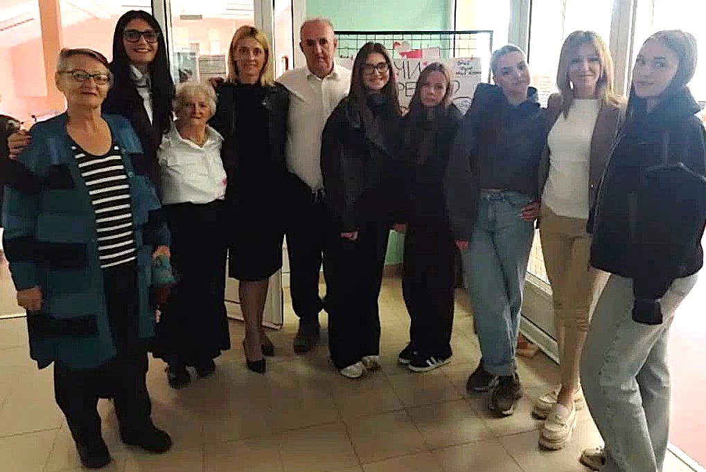 Ученици Економске школе са старијим суграђанима на Забучју поводом Међународног дана старијих особа.