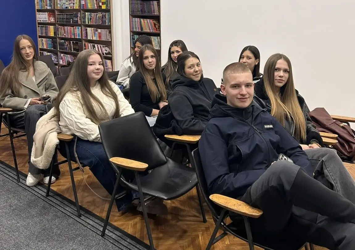Чланови Клуба уметности на сусрету са писцем Милошем Петковићем